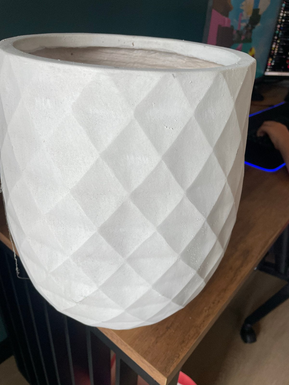 Witte bloempot met ruitpatroon, Rond, Binnen, Zo goed als nieuw, Beton