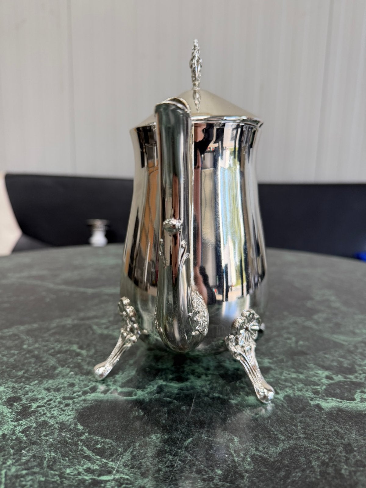 Vintage verzilverde koffiepot / theepot – sierlijk op pootje, Ophalen