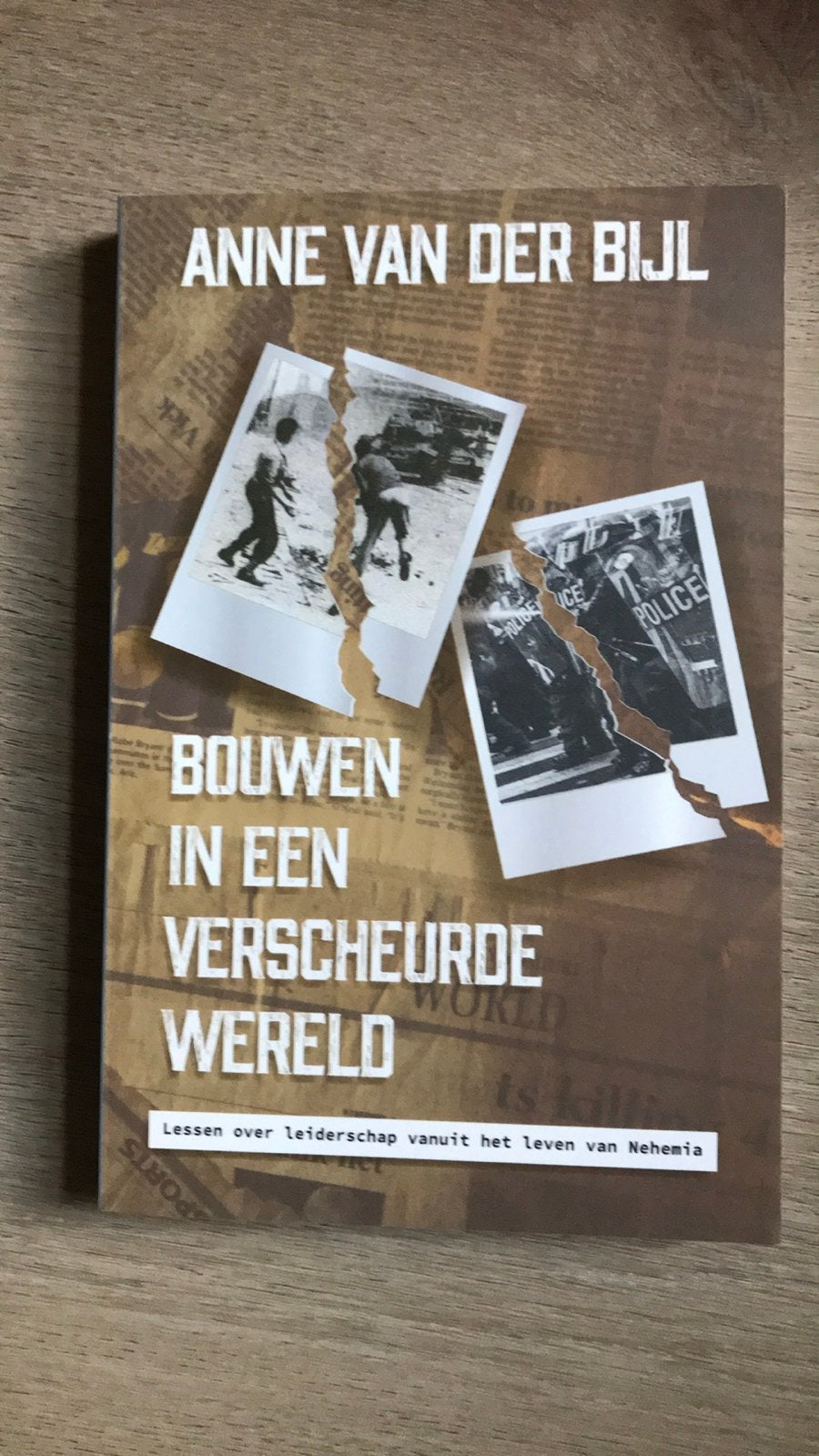 Bouwen in een Verscheurde Wereld - Anne van der Bijl, Boeken, Ophalen of Verzenden, Zo goed als nieuw, Nederland