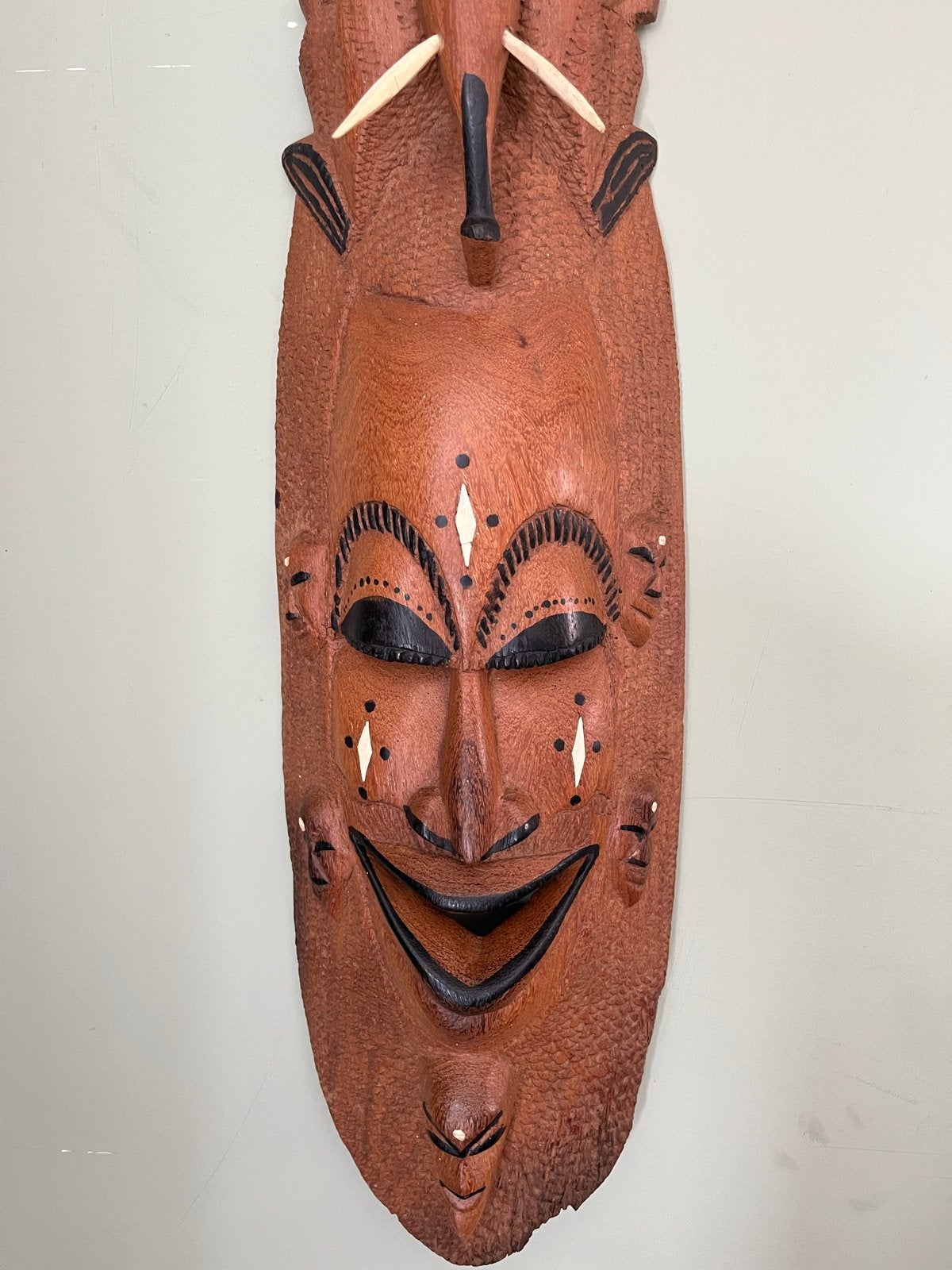 Afrikaans houten masker met ivoor ingelegd, 68 x 22 cm, Hout, 68 cm, Bruin, Afrika