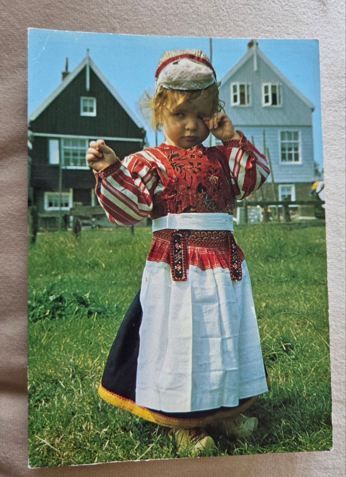 Kind in klederdracht op Marken, Verzenden, 1960 tot 1980, Gelopen, Klederdracht