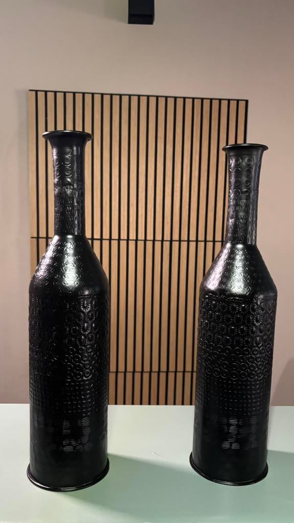 Nieuw! | Mat zwarte vazen | Metaal 43cm. Hoog | €14,95, Overige materialen, Zwart, Nieuw, Ophalen of Verzenden