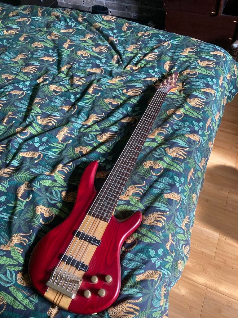 Samick 6-snarige actieve basgitaar, Ophalen, Gebruikt, Elektrisch, 6-snarig