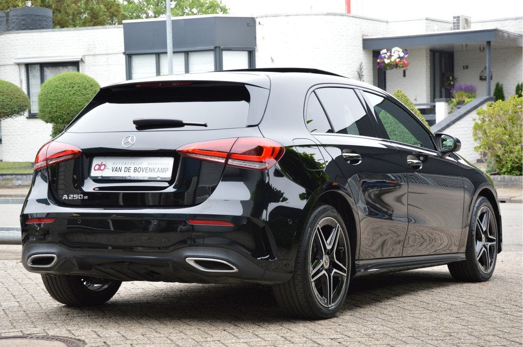 Mercedes-Benz A-Klasse 250 e AMG Line PANORAMADAK | NIGHT-PA, Auto's, Mercedes-Benz, 12 maanden, Gebruikt, Zwart, 4 cilinders
