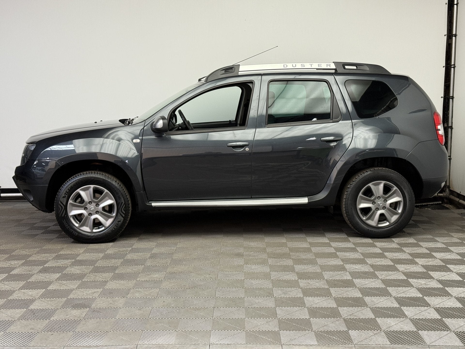 Dacia Duster 1.2 TCe 4x2 Prestige Navi Airco Trekhaak 1e Eig, Auto's, Voorwielaandrijving, Euro 5, Gebruikt, 635 kg