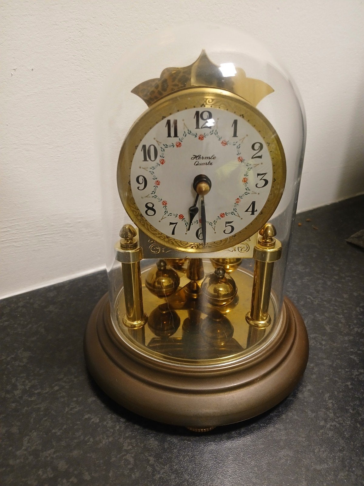 Hermle Quartz Tafelklok met Glazen Stolp, Antiek en Kunst, Ophalen of Verzenden