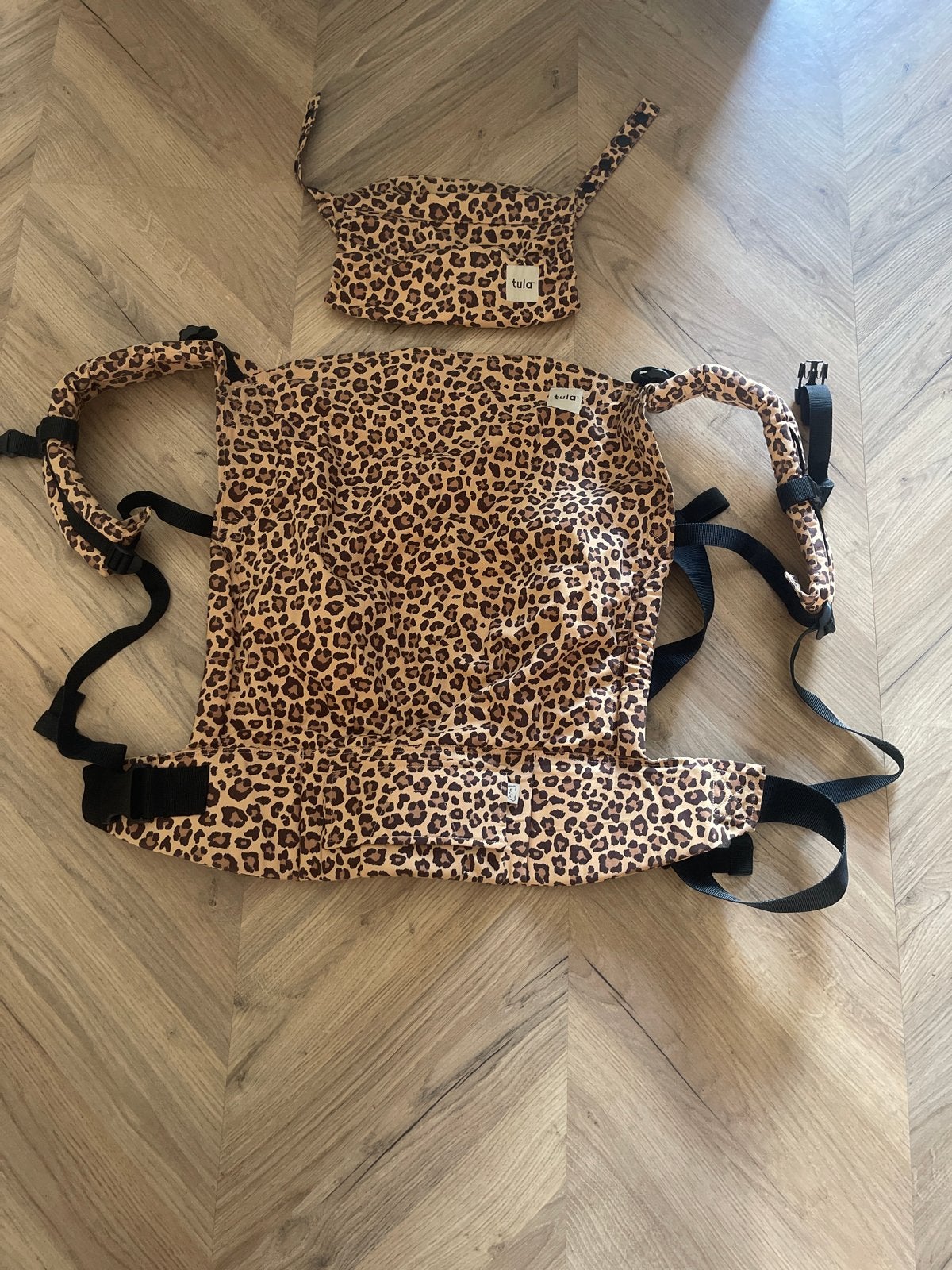 Tula Draagzak Leopard Print - Zo goed als nieuw, Kinderen en Baby's, Babydragers en Draagdoeken, Overige merken, Buik of Rug, Nieuw
