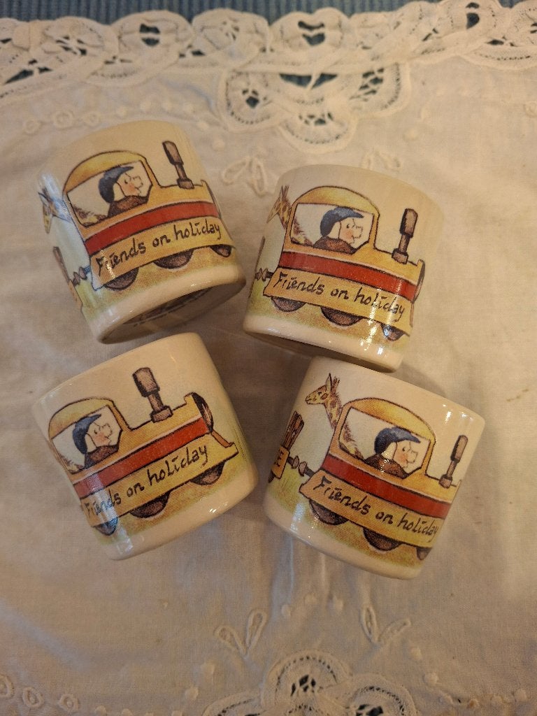 Jet & Company - Friends on Holiday - 4 aardewerk eierdopjes, Huis en Inrichting, Keuken | Servies, Zo goed als nieuw, Overige typen