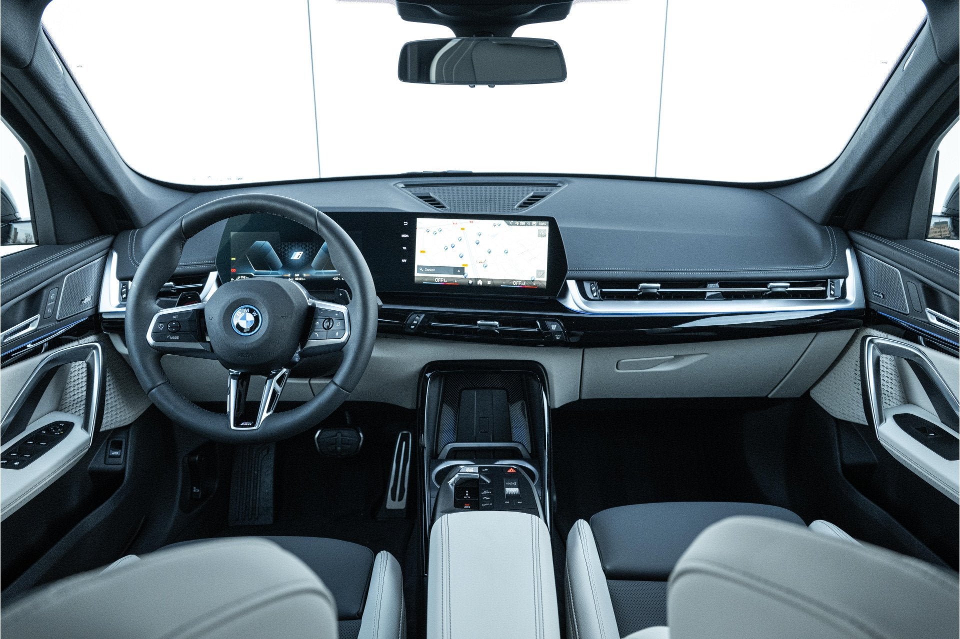 BMW X1 xDrive25e M Sport Automaat / Trekhaak / Sportstoelen, Auto's, BMW, LED verlichting, Euro 6, Zwart, Bedrijf