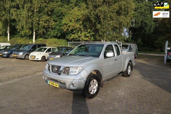 Nissan Navara 2.5 dCi SE King Cab !KOPPELING NIET GOED!, Auto's, Stof, Gebruikt, 4 cilinders, Bedrijf