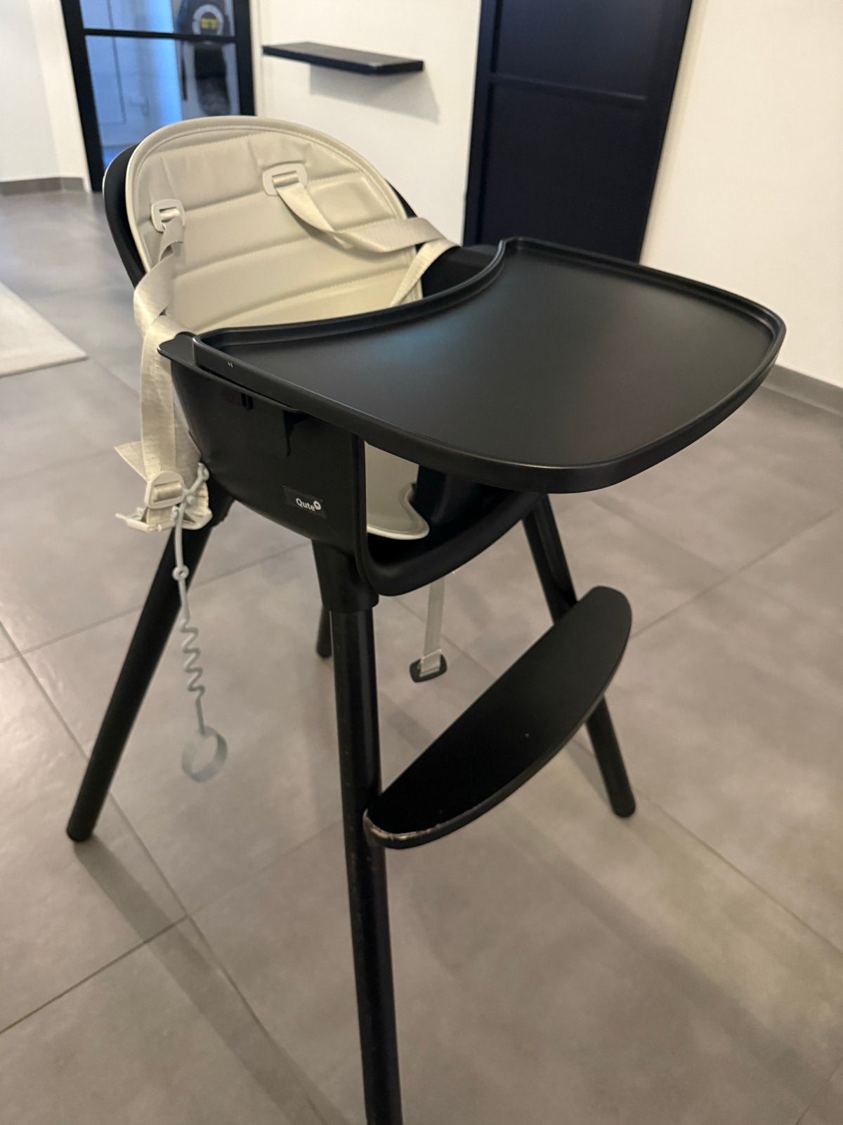 Qute Meegroeistoel met eetblad en gordel, Kinderen en Baby's, Kinderstoelen, Ophalen, Zo goed als nieuw, Meegroeistoel, Afneembaar eetblad