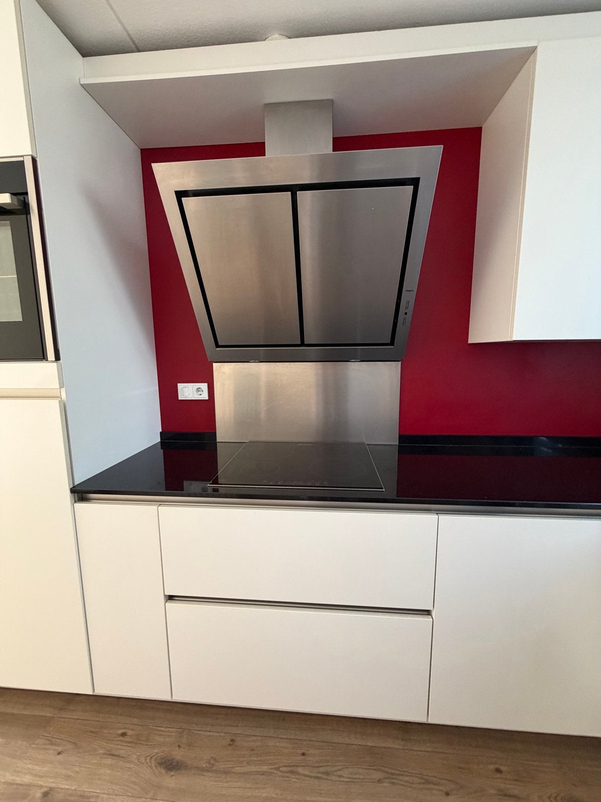 Moderne keuken met hoogwaardige apparatuur en natuurstenen b, Ophalen, Wit, Hoekkeuken, Graniet of Steen
