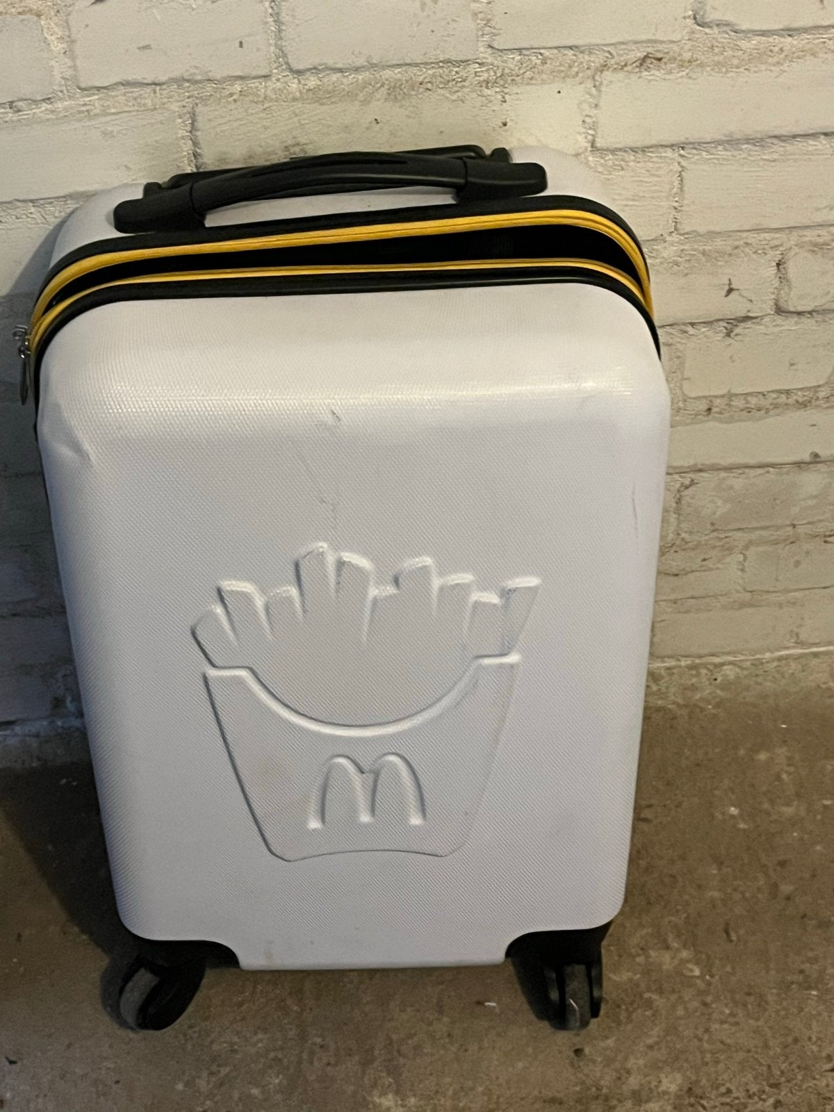 McDonald's Koffer - Uniek Design met Frietjes Logo, Ophalen, 50 tot 60 cm, Hard kunststof, Zo goed als nieuw