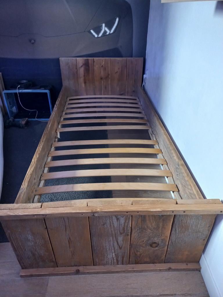 Houten eenpersoonsbed met lattenbodem, Ophalen