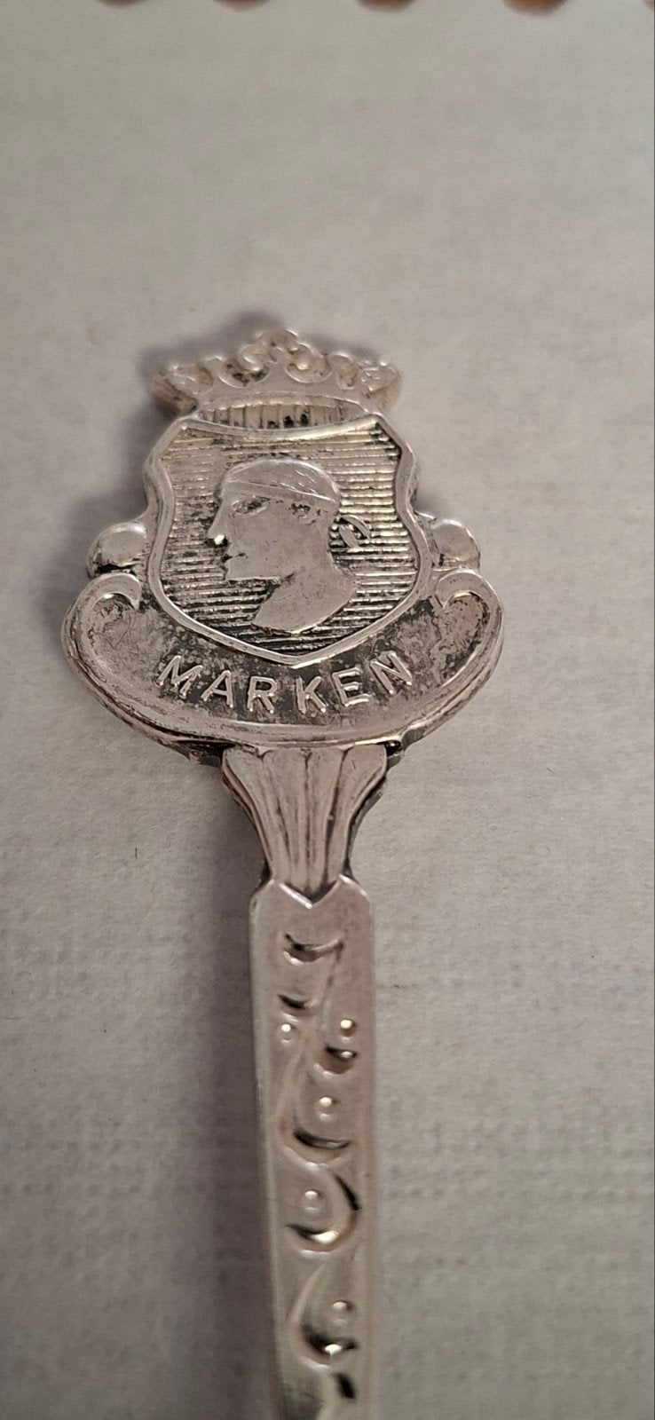 Verzilverde theelepel met wapen van Marken, Ophalen of Verzenden