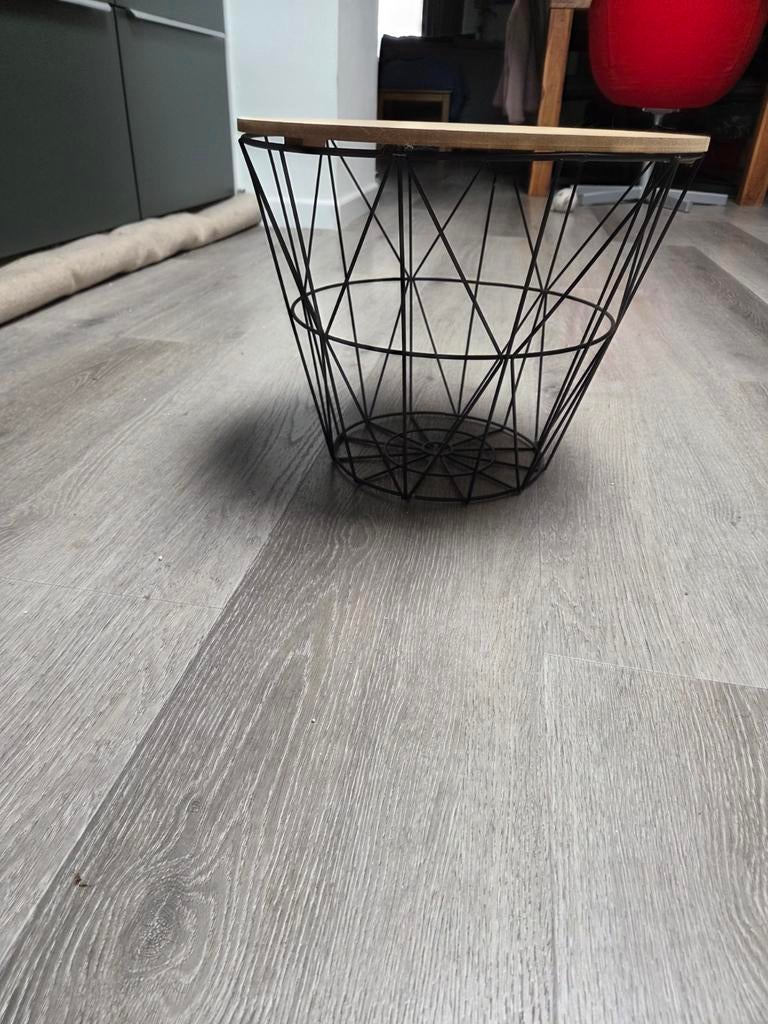 Draadeind mand bijzettafel met opbergruimte en deksel, Huis en Inrichting, Tafels | Bijzettafels, Ophalen, Minder dan 45 cm, Minder dan 55 cm