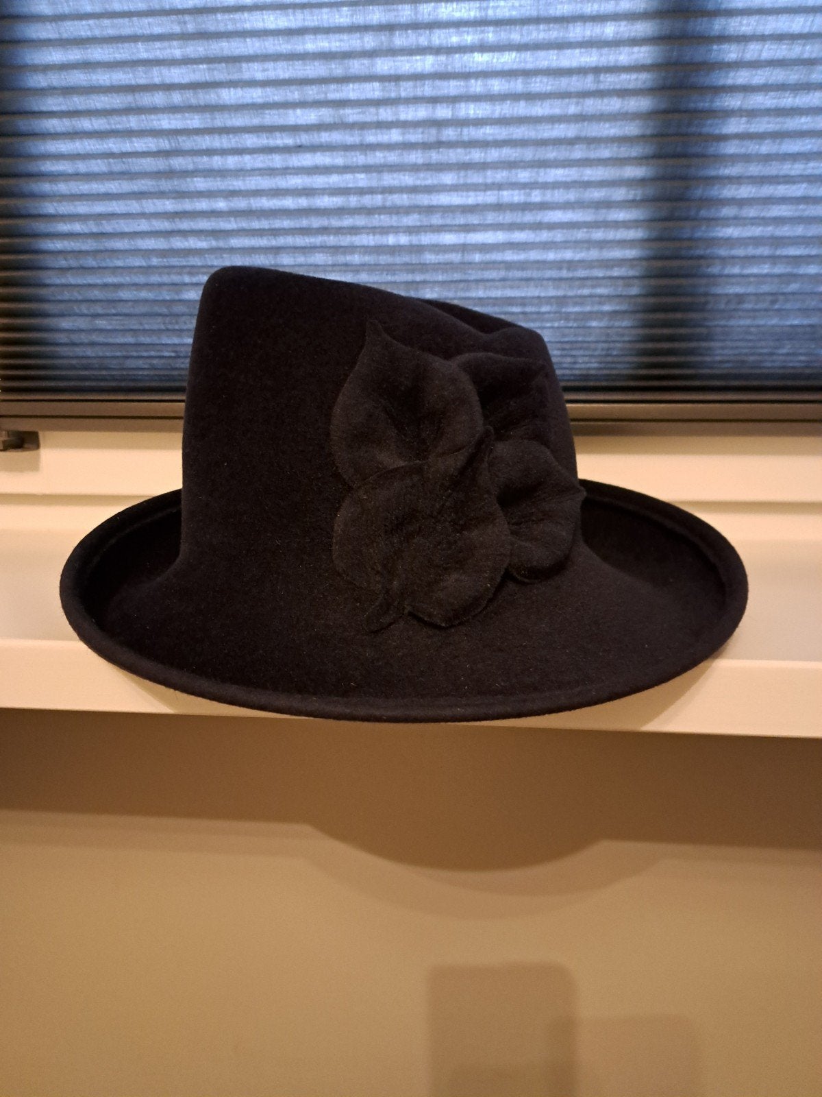 Prachtige donkerblauwe vilten dameshoed, Kleding | Dames, Ophalen of Verzenden, Zo goed als nieuw, One size fits all, Hoed
