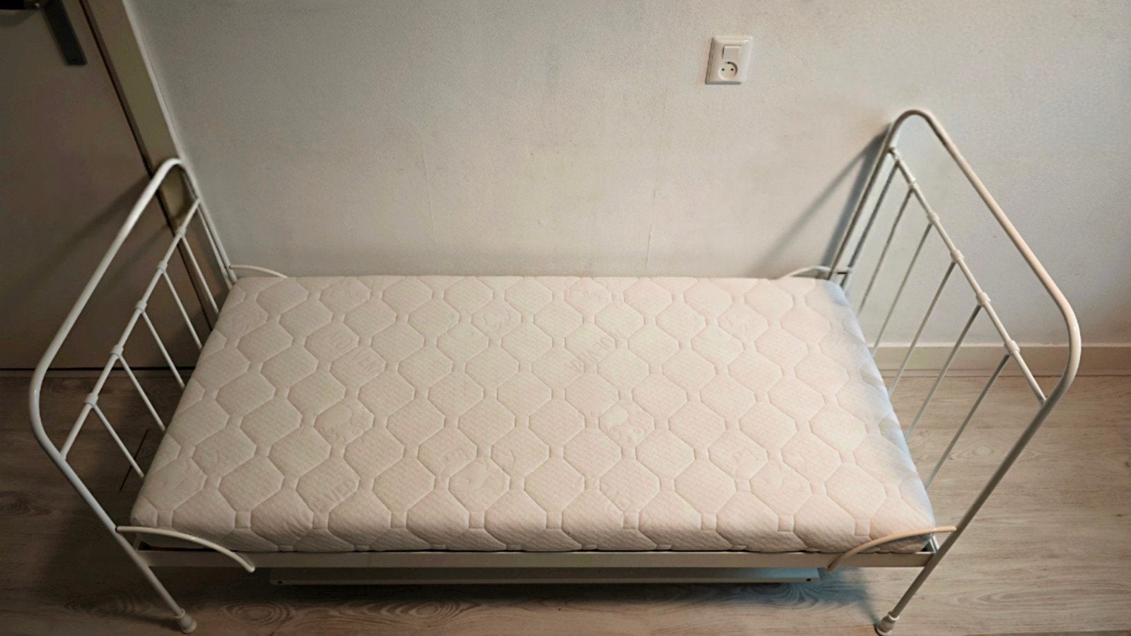 Wit metalen peuterbed (70x150) met lattenbodem en matras, Gebruikt, 70 tot 85 cm, 140 tot 160 cm, Ophalen