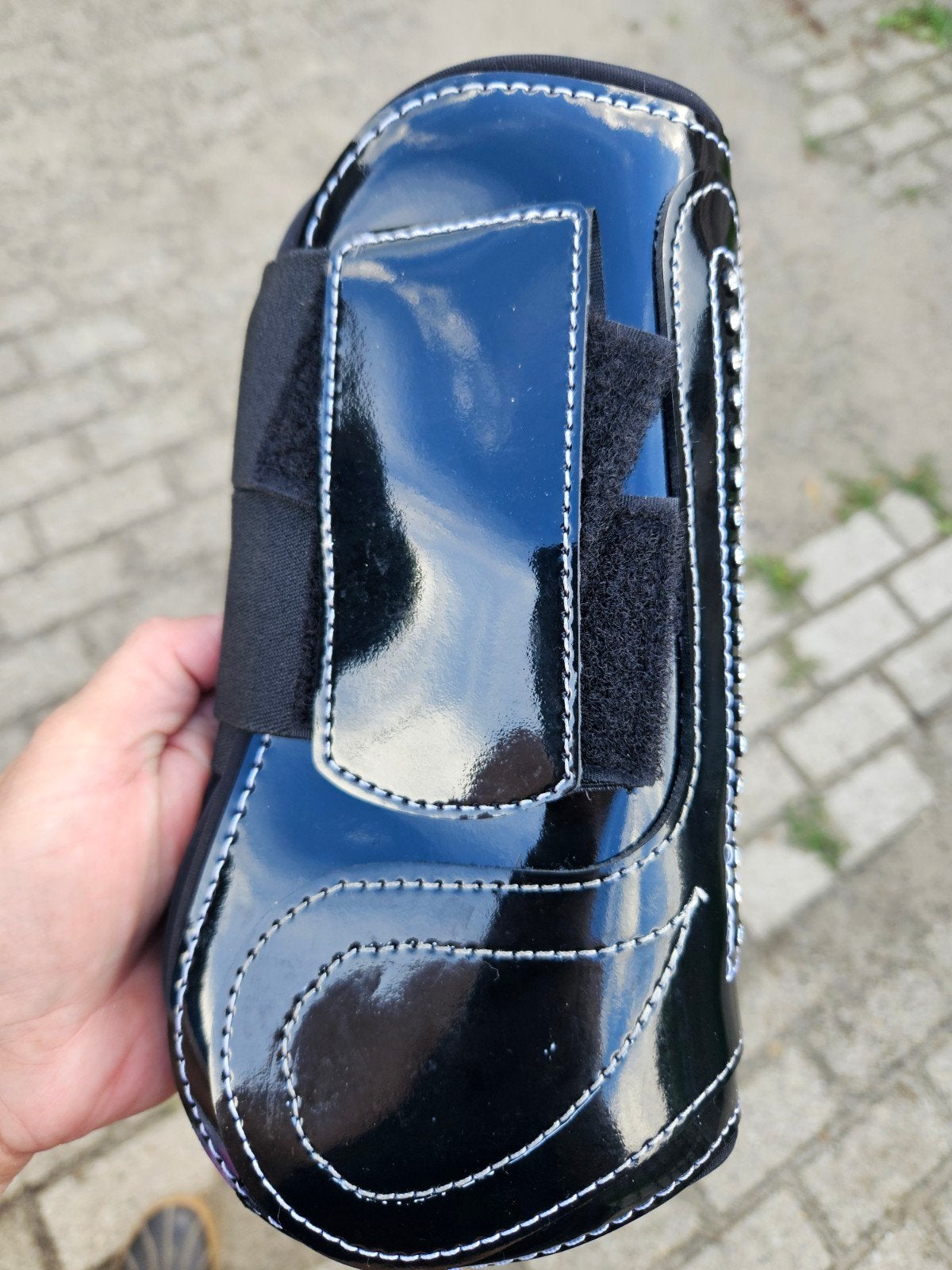 Te koop mooie lak beenbeschermers met steentjes, Dieren en Toebehoren, Ophalen of Verzenden, Zo goed als nieuw