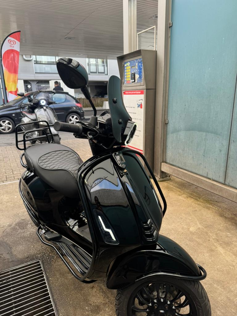 Vespa sprint 50 cc Full Black on Black!, Fietsen en Brommers, Scooters | Vespa, Ophalen, Vespa S, Zo goed als nieuw, Benzine