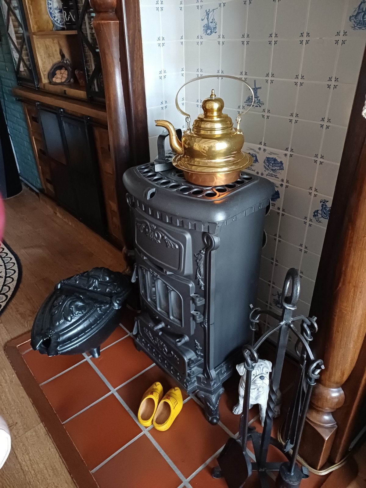 Gietijzeren Gaskachel met messing theepot, Huis en Inrichting, Gas, Ophalen of Verzenden, Zo goed als nieuw, Vrijstaand