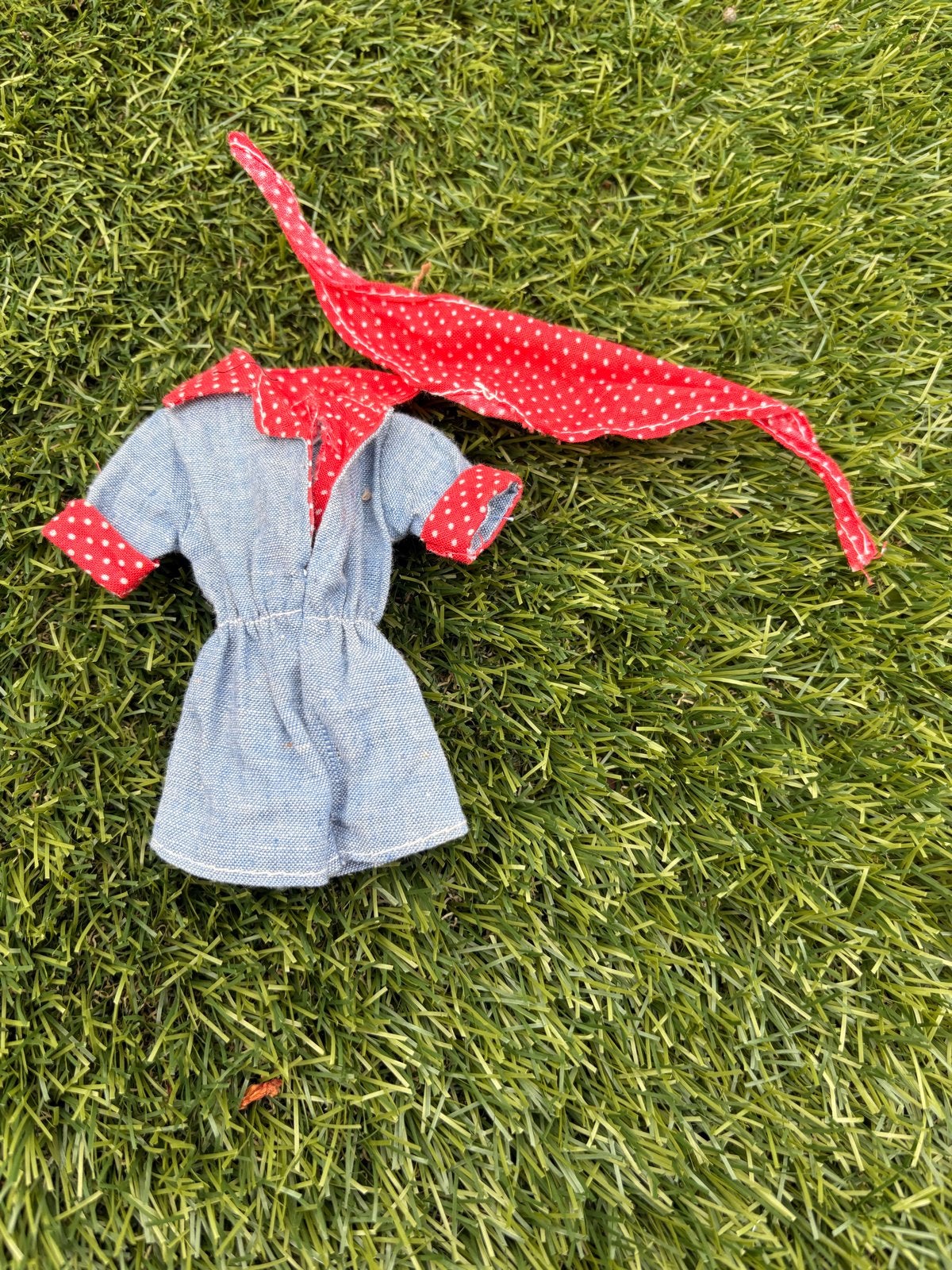 Barbie kleding: spijkerjurkje met rode stippen, Ophalen of Verzenden, Zo goed als nieuw, Barbie