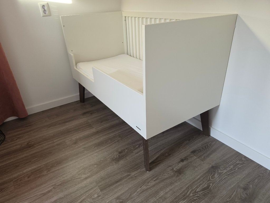 Kidsmill ledikant 70x140 mat wit/walnoot, Ophalen, Gebruikt, Ledikant