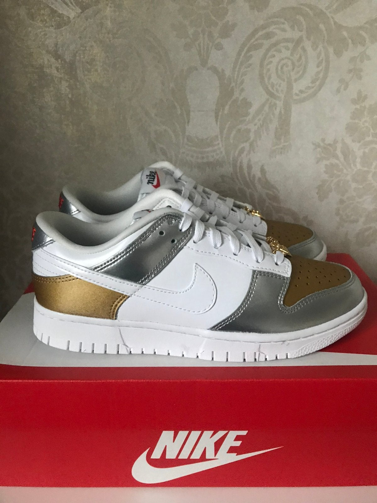 Nike Dunk Low SE Heirloom Gold/White/Silver WMNS EU 38,5, Ophalen, Overige kleuren, Nieuw, Sneakers of Gympen