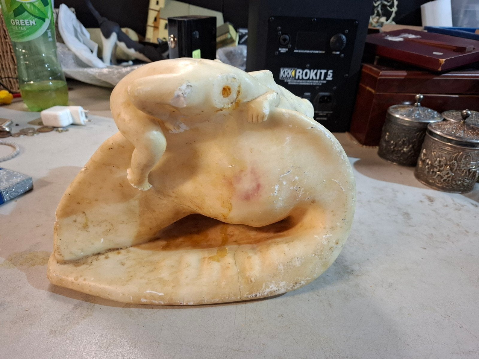 Antieke marmeren sculptuur: slapende baby op schelp, Antiek en Kunst, Ophalen