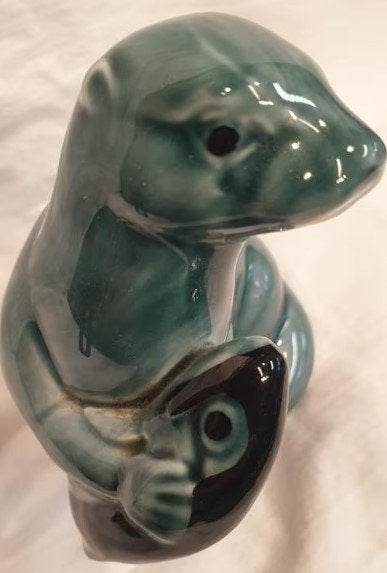 Blauwgroen Poole Pottery Otterbeeldje met vis glazuur Art, Verzamelen, Ophalen of Verzenden, Gebruikt, Dier