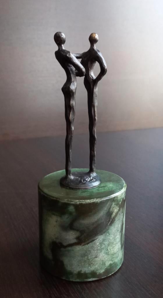 Corry Ammerlaan beeldje twee figuren
op marmeren sokkel, Ophalen of Verzenden, Brons