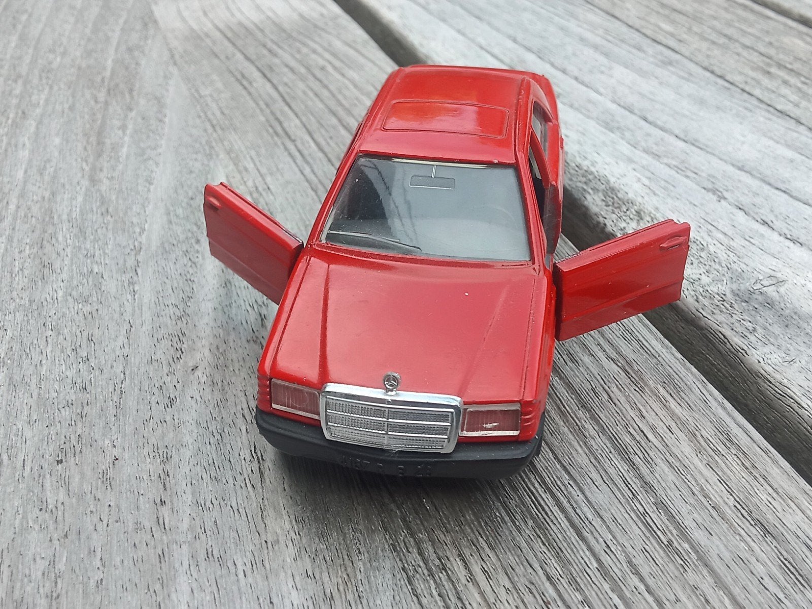 Solido Mercedes 190 E - Rood schaalmodel (1984), Ophalen of Verzenden, Gebruikt