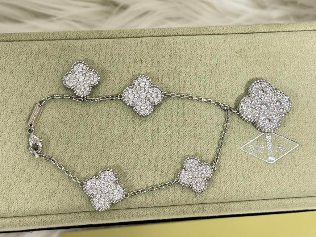 Van Cleef & Arpels Alhambra Armband met Diamanten, Ophalen of Verzenden, Zo goed als nieuw, Zilver, Met bedels of kralen