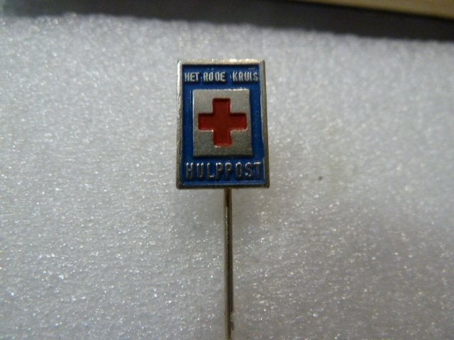 Vintage Het Rode Kruis Hulppost Speldje, Ophalen of Verzenden, Gebruikt, Overige onderwerpen, Speldje of Pin