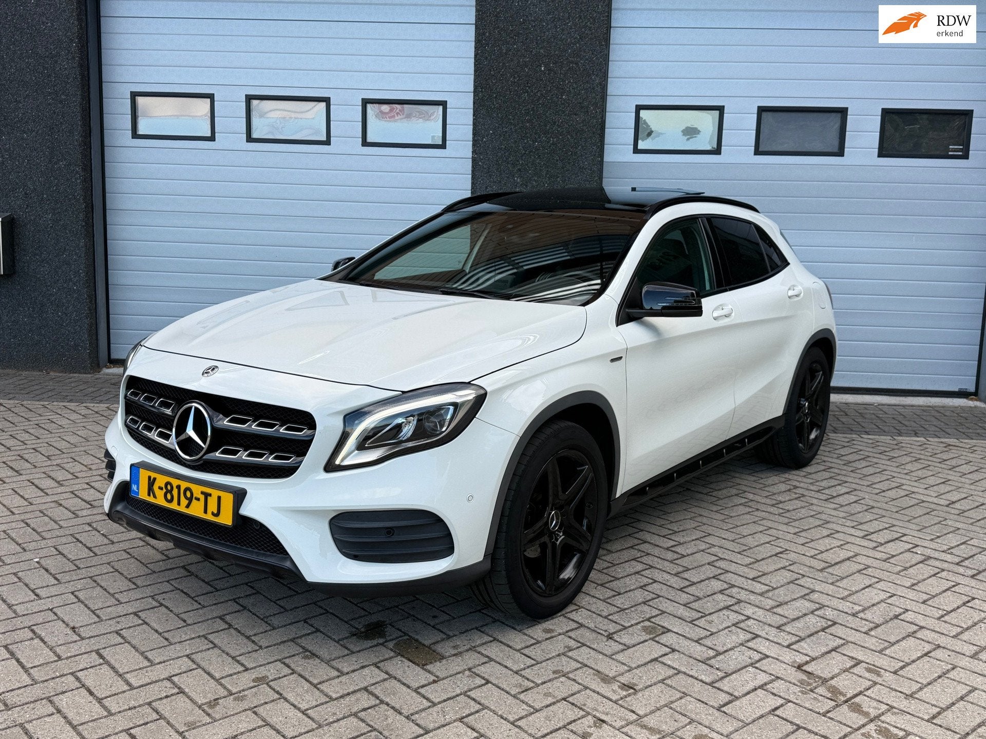 Mercedes-Benz GLA-klasse 200 Premium Plus AMG/PANO/TREKHAAK/, Gebruikt, Euro 6, 715 kg, Wit