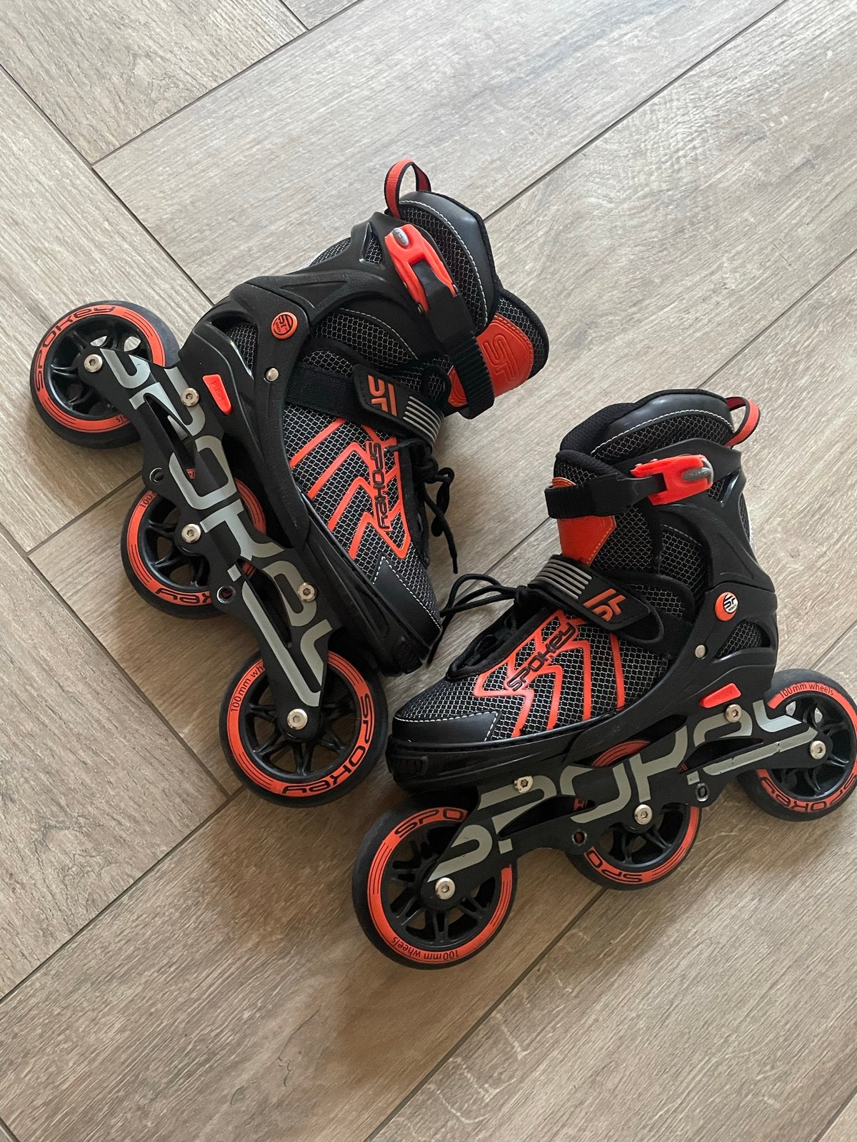 Spokey Skeelers Zwart Rood Maat 35-38 - Zo goed als nieuw, Sport en Fitness, Skeelers, Overige merken, Verstelbaar, Kinderen, Ophalen of Verzenden