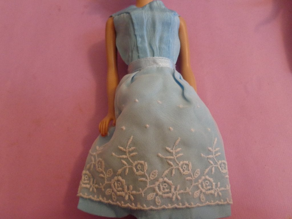 Barbie vintage Reception line jurk en hoedje, Verzamelen, Ophalen of Verzenden, Gebruikt, Kleertjes