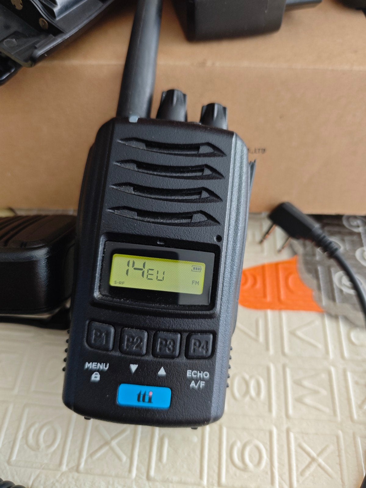 Fijne 27mc portofoon TTi H100 met diverse extra's, 5 tot 15 km, Ophalen of Verzenden, Zo goed als nieuw, Portofoon of Walkie-talkie