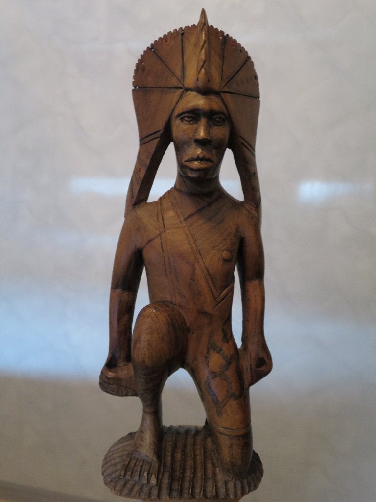 mooi uit hout gesneden beeld van een indiaan 30 cm, Antiek en Kunst, Ophalen of Verzenden