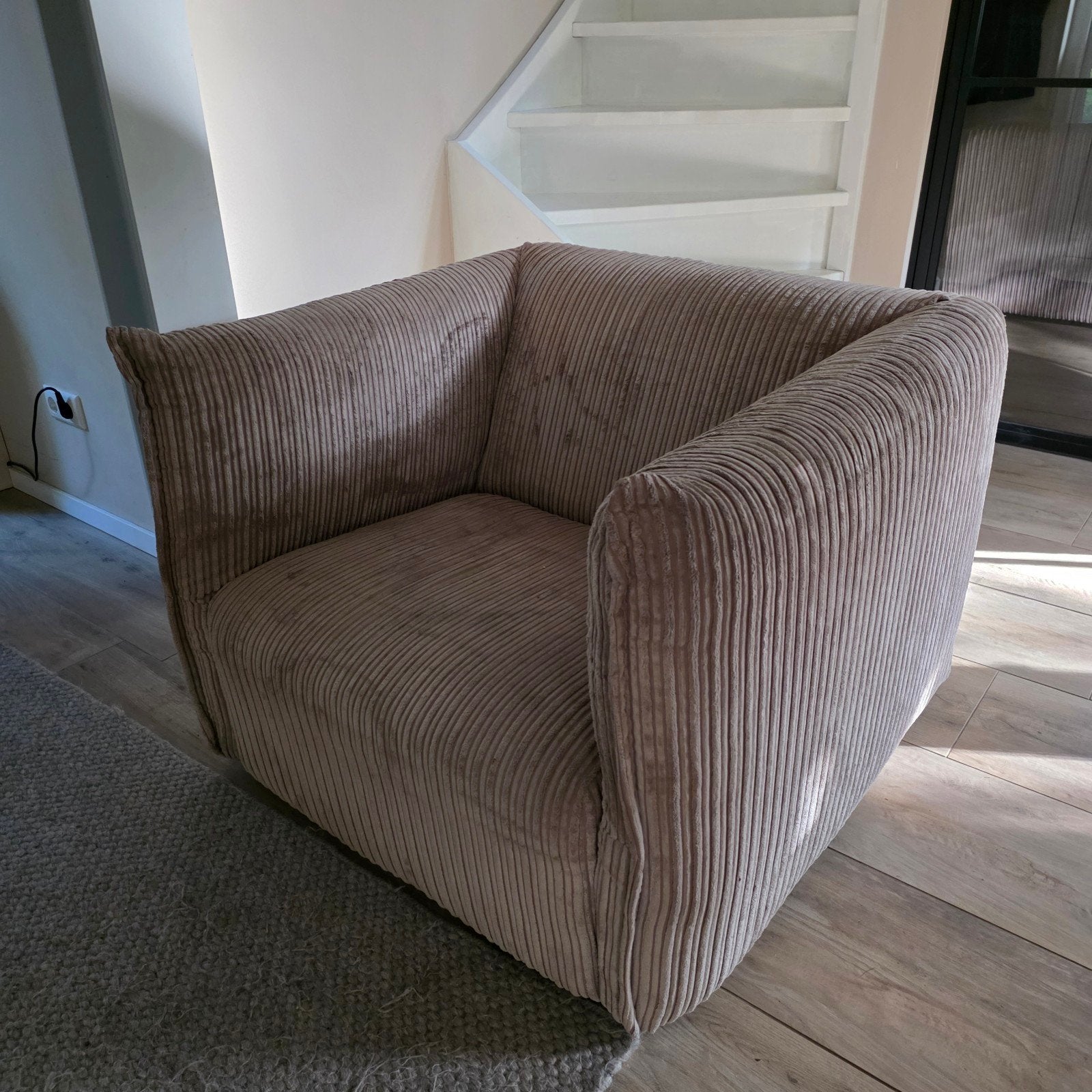 Comfortabele fauteuil van ribstof, Ophalen, Modern, Comfortabel, 75 tot 100 cm, Zo goed als nieuw