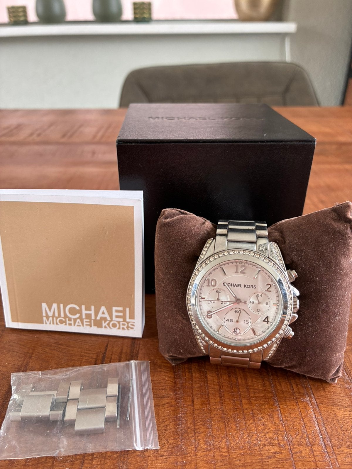 Michael kors horloge zilver met steentjes nette staat!, Sieraden, Tassen en Uiterlijk, Horloges | Dames, Overige merken, Staal