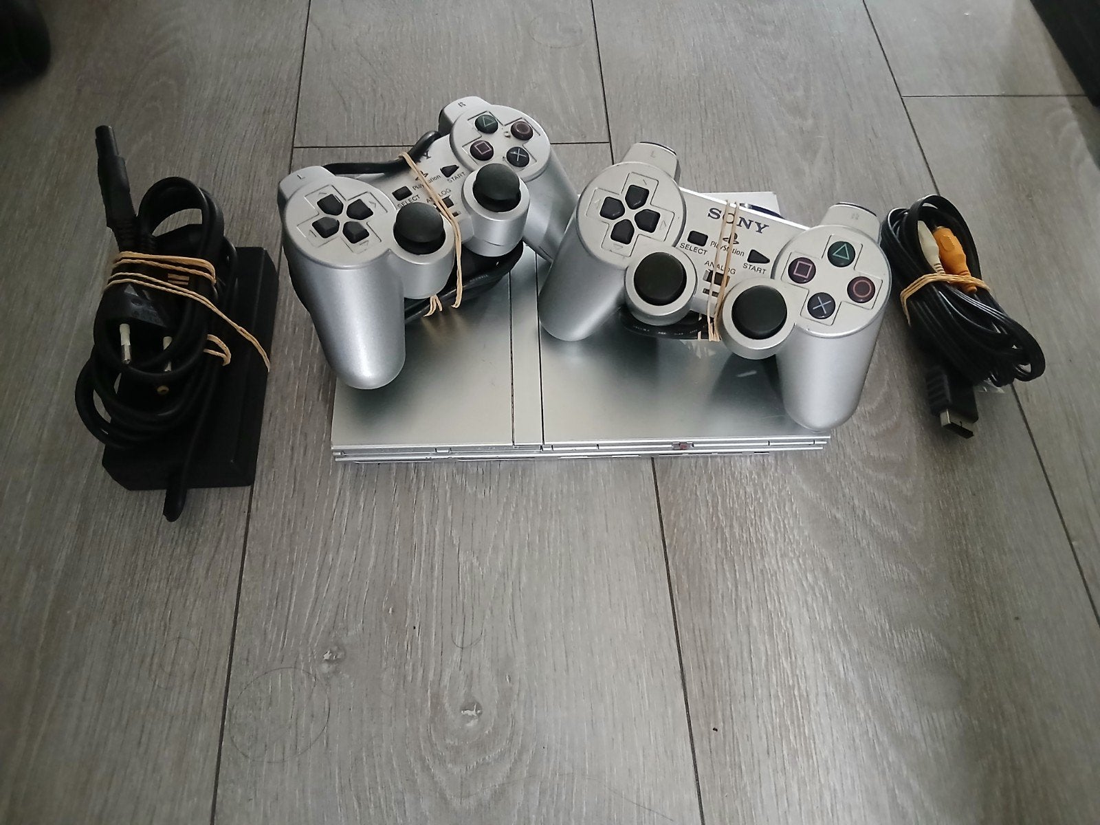 Sony PlayStation 2 Slim (SCPH-75004) met 2 controllers, Ophalen of Verzenden