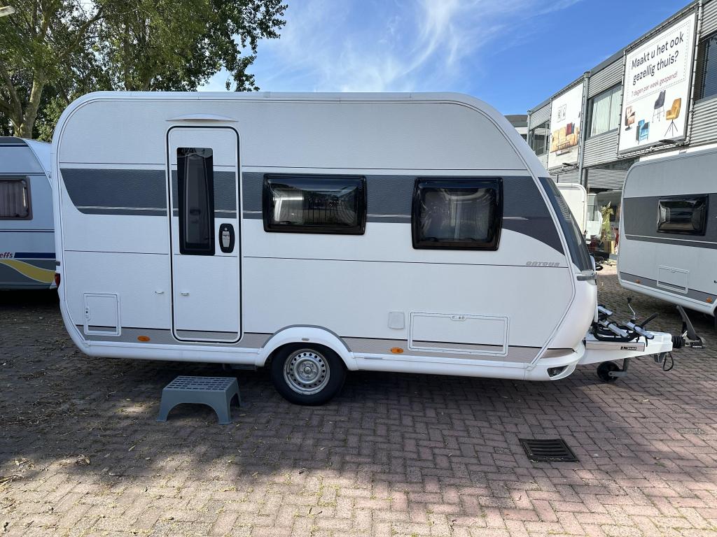 Hobby On Tour 390 SF, Nieuwstaat, voortent, (zondag open), Caravans en Kamperen, Schokbreker, Hobby, Bedrijf, Treinzit