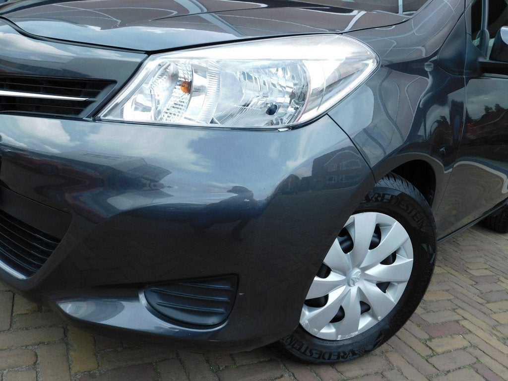 Toyota Yaris 1.0 VVT-i Now (bj 2014), Auto's, Stof, Gebruikt, Bedrijf, Handgeschakeld