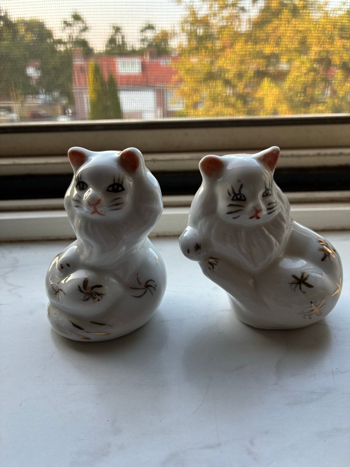 Set van 2 schattige katten beeldjes - wit met goud, Ophalen of Verzenden, Wit, Steen/keramiek, Klassiek