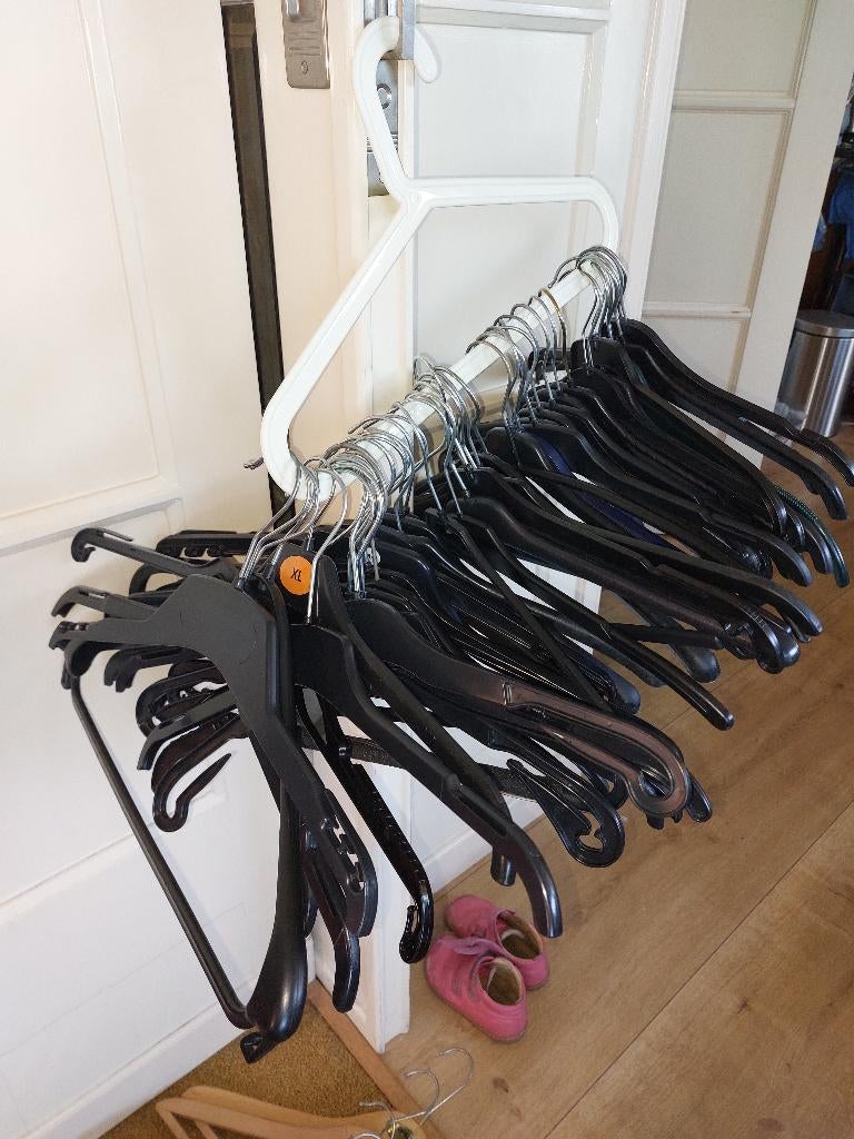 Kledinghangers 100 voor 10 euro, Ophalen of Verzenden, Zo goed als nieuw, Kunststof, Volwassenen