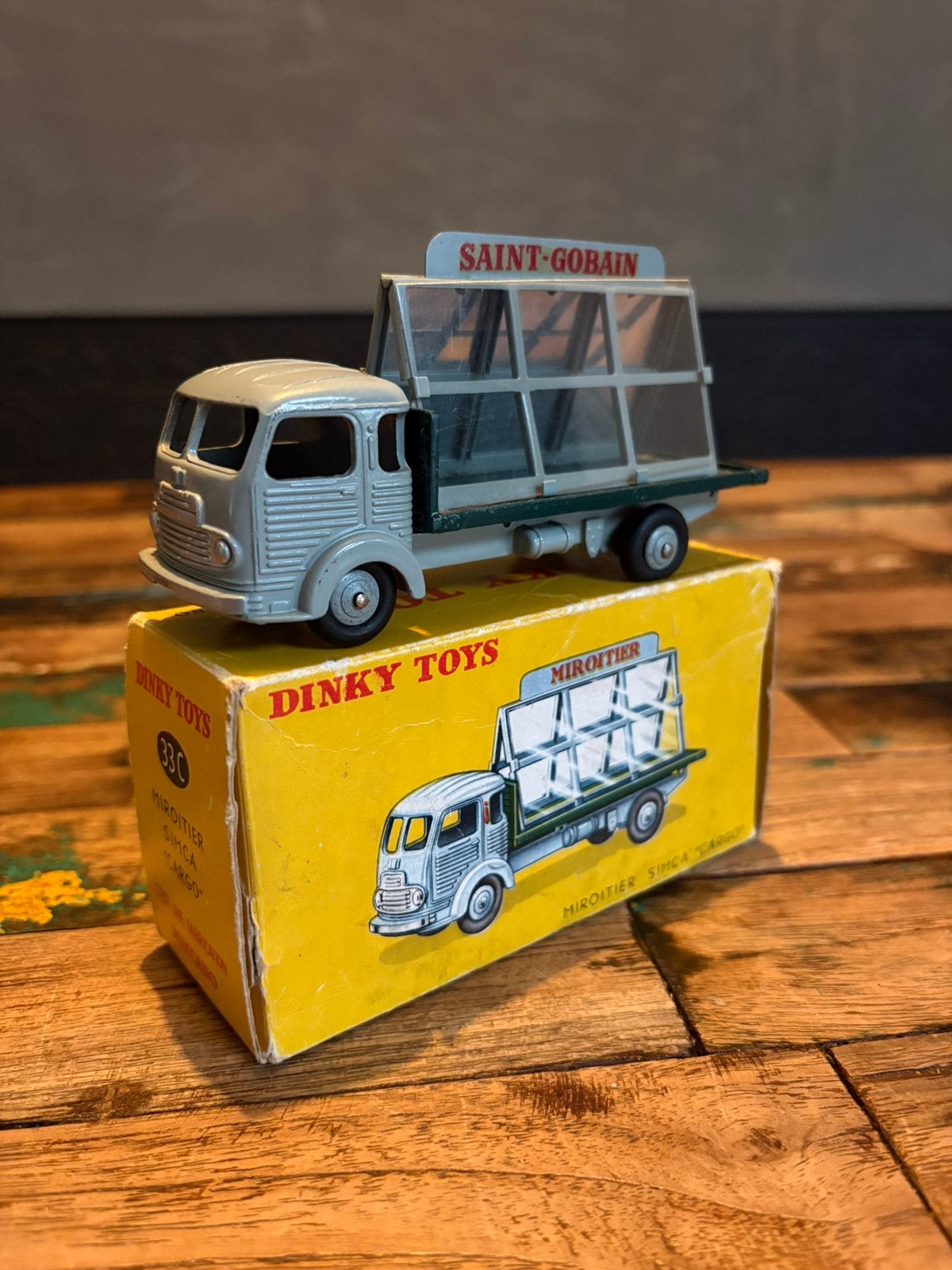 Dinky Toys France 33C Miroitier Simca “Cargo” met doos, Ophalen of Verzenden, Zo goed als nieuw, Auto, Dinky Toys