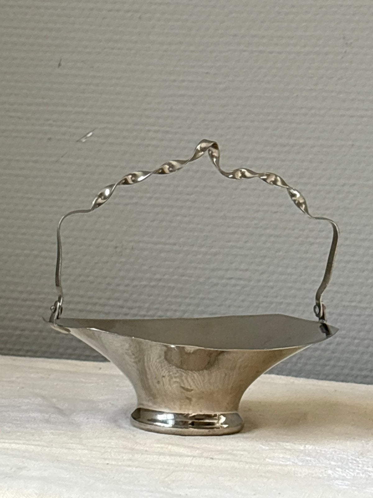 Vintage metalen klein mandje gedraaide greep | Bredemeyer, Mand, Handgemaakt, Ophalen of Verzenden, Zo goed als nieuw