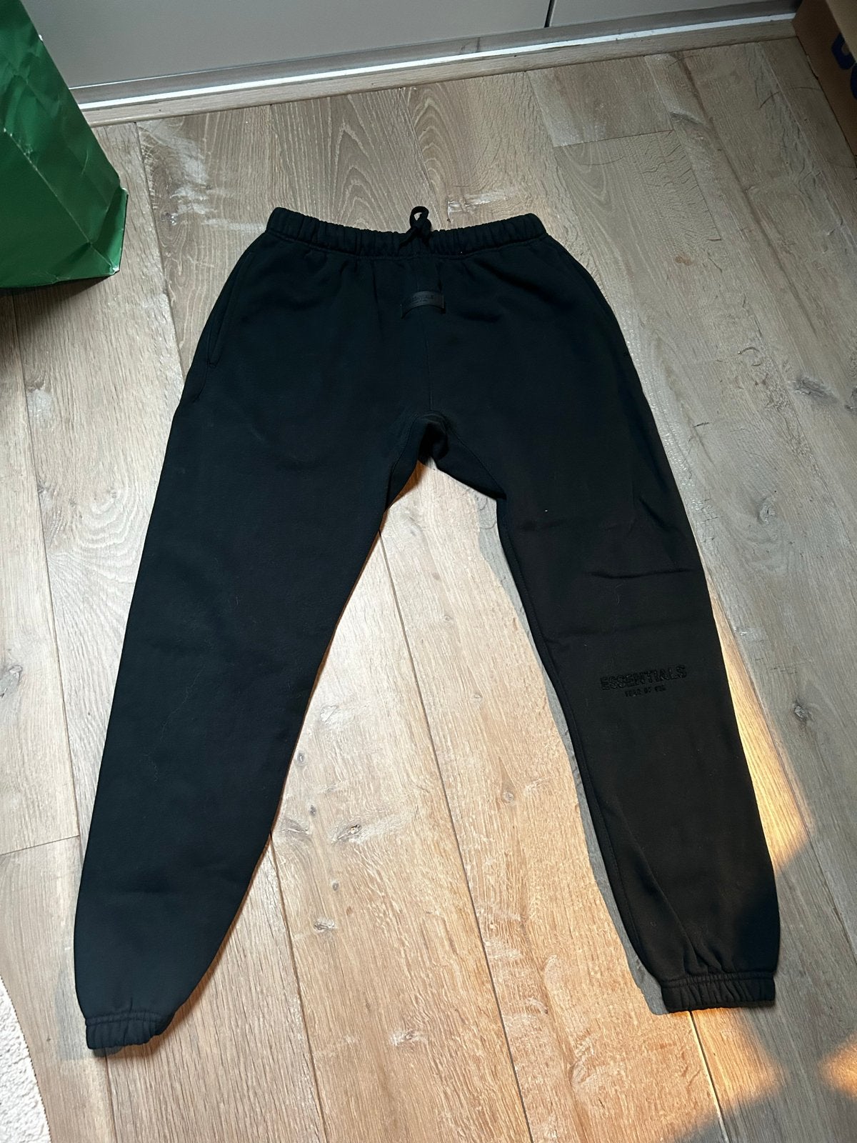 Essentials Fear of God Joggingbroek Zwart Maat M, Kleding | Dames, Broeken en Pantalons, Maat 38/40 (M), Zwart, Ophalen of Verzenden