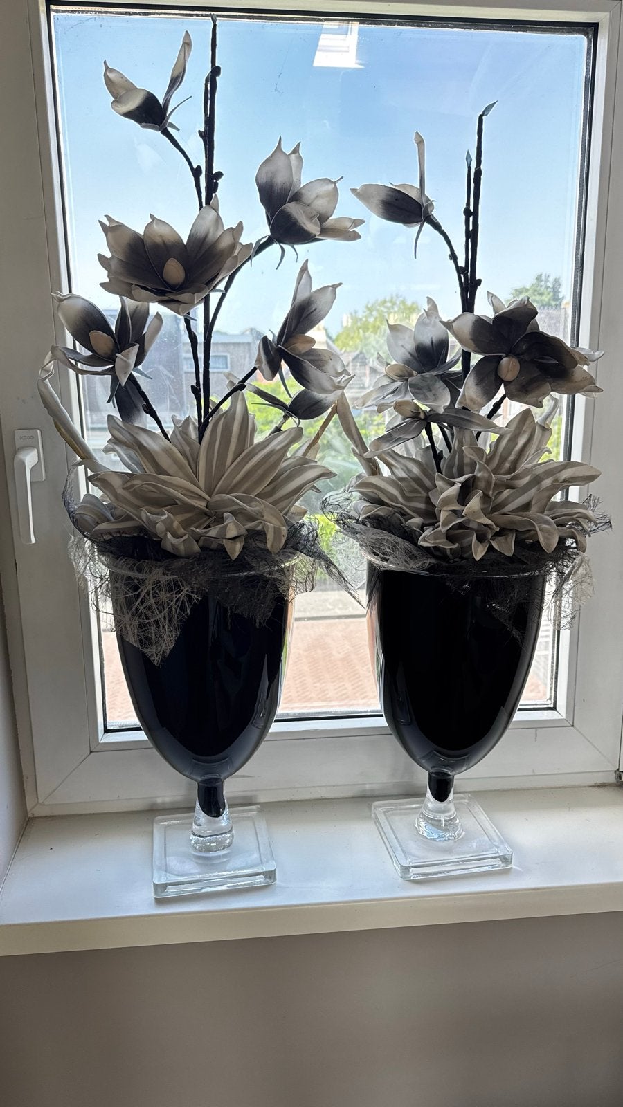 Set van 2 luxe zwarte glazen vazen op voet incl. kunstbloeme, Huis en Inrichting, Woonaccessoires | Vazen, Ophalen, Zwart, 75 cm of meer